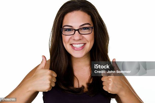 Mujer Usando Gafas Gesticular Pulgares Arriba Foto de stock y más banco de imágenes de 20 a 29 años - 20 a 29 años, 20-24 años, 25-29 años