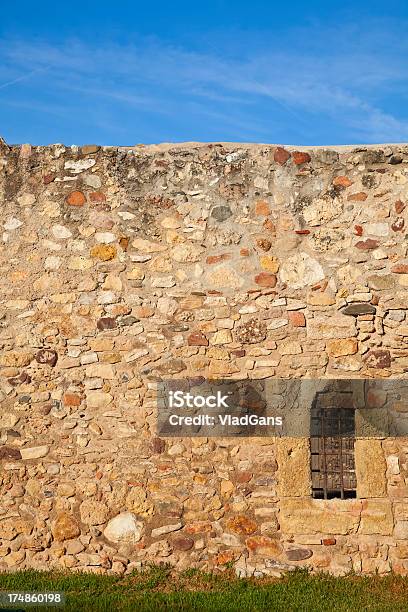 Alte Grungewand Himmel Und Gras Stockfoto und mehr Bilder von Abstrakt - Abstrakt, Alt, Außenaufnahme von Gebäuden