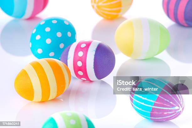 Hand Bemalte Ostern Eier Auf Weiß Stockfoto und mehr Bilder von Bildkomposition und Technik - Bildkomposition und Technik, Bunt - Farbton, Farbbild