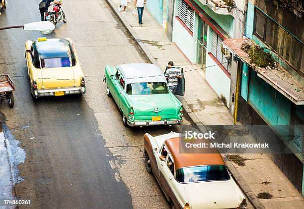 Taxis En La Habana Cuba Foto de stock y más banco de imágenes de Aire libre - Aire libre, Arquitectura exterior, Asfalto