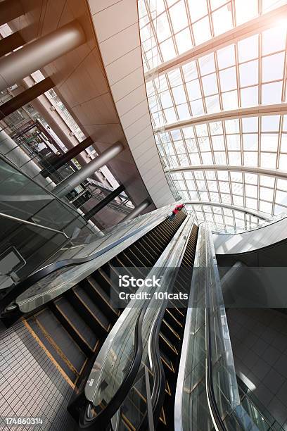Эскалатор — стоковые фотографии и другие картинки Архитектура - Архитектура, Бизнес, Большой город