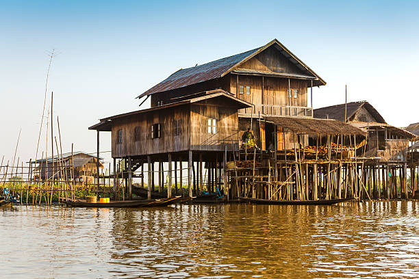 village casas flotantes en lago inle, myanmar - stilts fotografías e imágenes de stock