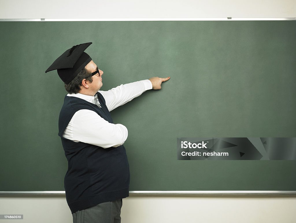 Homem nerd mostrando no quadro-negro - Foto de stock de Chapéu de Formatura royalty-free