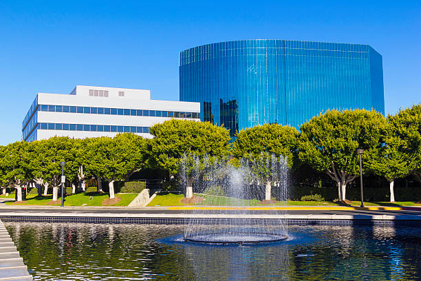 bürogebäude complex in südkalifornien (p) - office building office park low angle view orange county stock-fotos und bilder