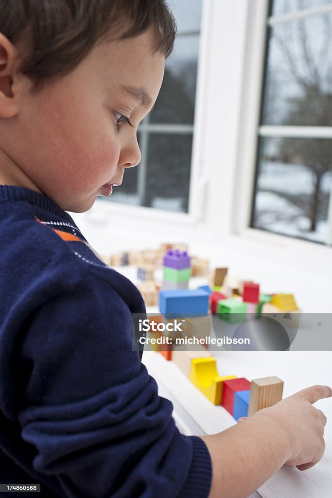 Jugando con bloques - Foto de stock de 12-17 meses libre de derechos