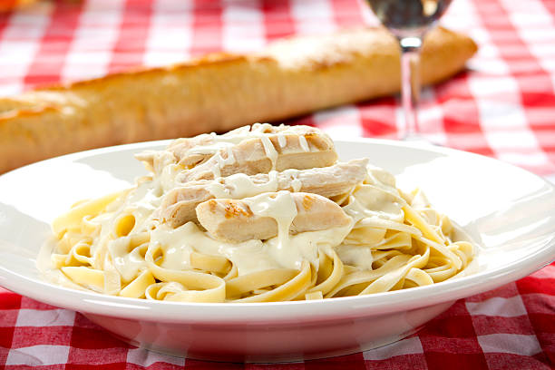 鶏のフェットチーネアルフレドに白ワイン - fettuccine alfredo chicken pasta fettuccine ストックフォトと画像