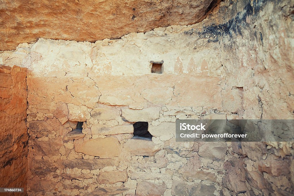 Rovine di casa con balcone-Parco Nazionale di Mesa Verde, Colorado - Foto stock royalty-free di Ambientazione esterna