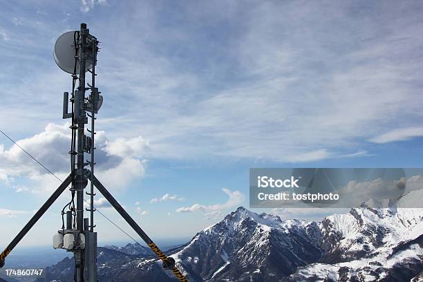 Montaña Antena Parabólica Foto de stock y más banco de imágenes de Nieve - Nieve, Torre repetidora, Acero