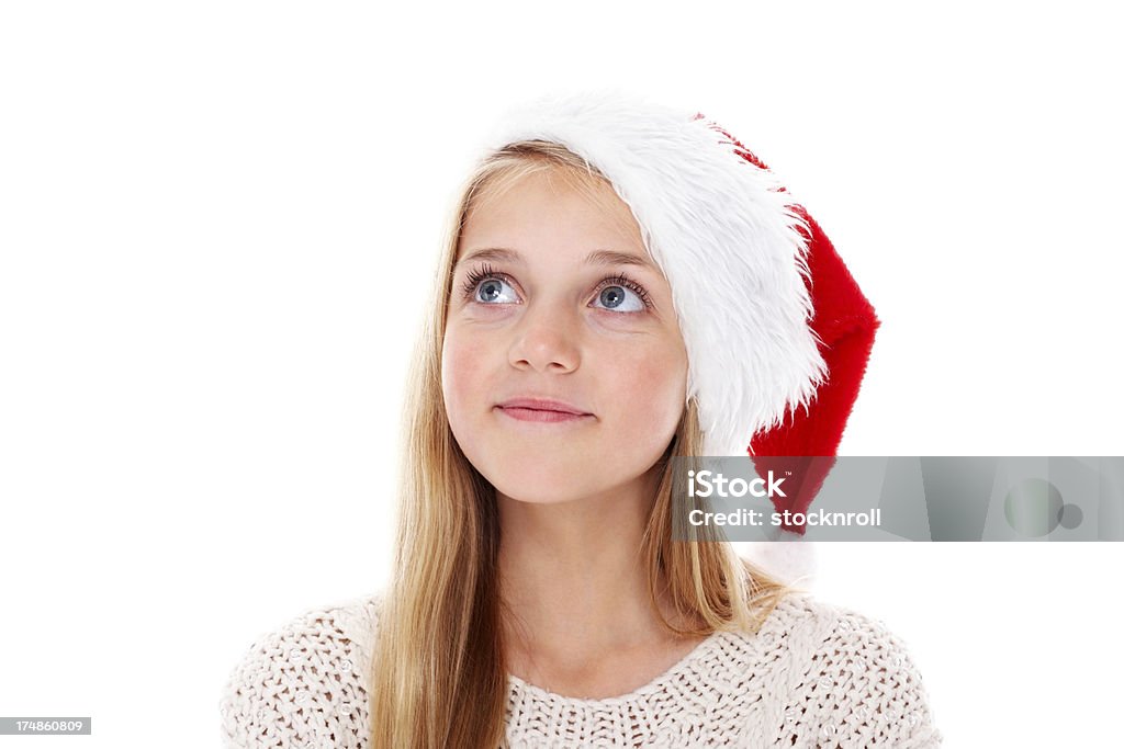 Adorabile bambina con Cappello da Babbo Natale guardando lontano con copyspace - Foto stock royalty-free di 14-15 anni