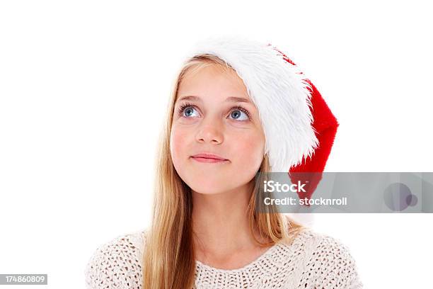 Adorabile Bambina Con Cappello Da Babbo Natale Guardando Lontano Con Copyspace - Fotografie stock e altre immagini di 14-15 anni