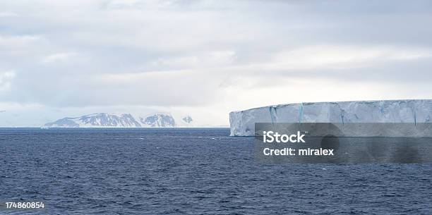 Flutuante Icebergue Tabular Na Antártida - Fotografias de stock e mais imagens de Antártida - Antártida, Ao Ar Livre, Azul