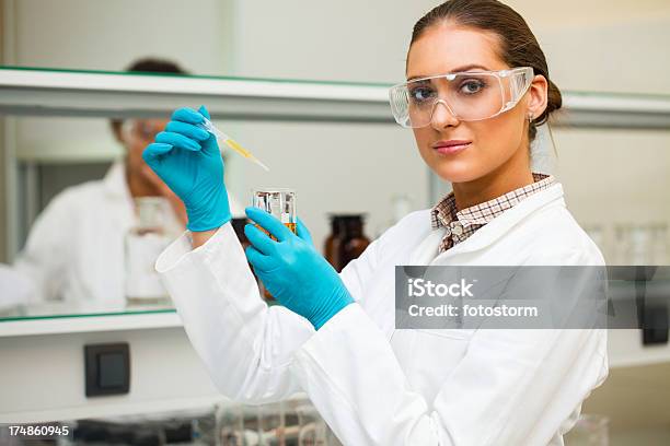 Pipetas Mujer Científico Muestra Amarillo Foto de stock y más banco de imágenes de Científico - Científico, Amarillo - Color, Gafas protectoras