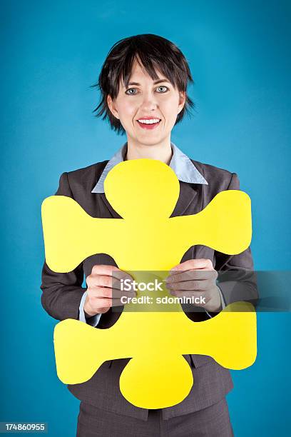 비즈니스 여자 쥠 옐로우 낱말퍼즐 평하 35-39세에 대한 스톡 사진 및 기타 이미지 - 35-39세, 검정 머리, 노랑