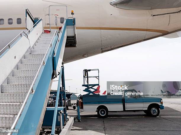 Foto de Avião Comercial e mais fotos de stock de Aviação Geral - Aviação Geral, Avião, Avião cargueiro