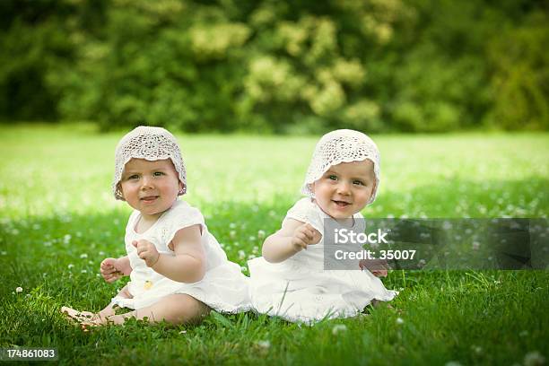 Babyeinzelbetten Stockfoto und mehr Bilder von Baby - Baby, Blick in die Kamera, Eineiiger Zwilling