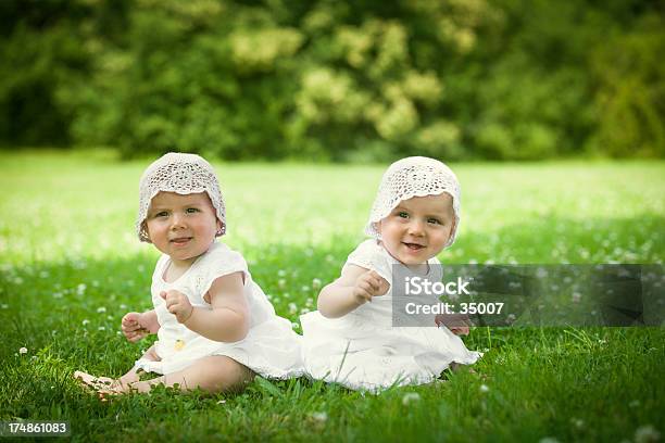 Bebé Twins - Fotografias de stock e mais imagens de Adulto - Adulto, Ao Ar Livre, Bebé