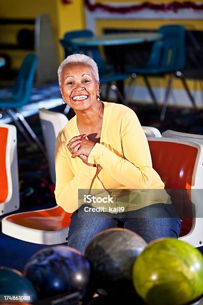 Foto de Sênior Mulher Na Bowling Alley e mais fotos de stock de 60 Anos - 60 Anos, 60-64 anos, Adulto
