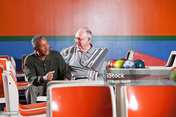 Photo libre de droit de Senior Hommes Discuter De Bowling banque d'images et plus d'images libres de droit de 60-64 ans - 60-64 ans, 65-69 ans, Activité de loisirs