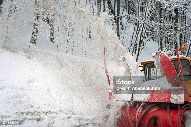 Schnee Pflug Im Wald Slowenien Europa Stockfoto und mehr Bilder von Aktivitäten und Sport - Aktivitäten und Sport, Asphalt, Ausrüstung und Geräte