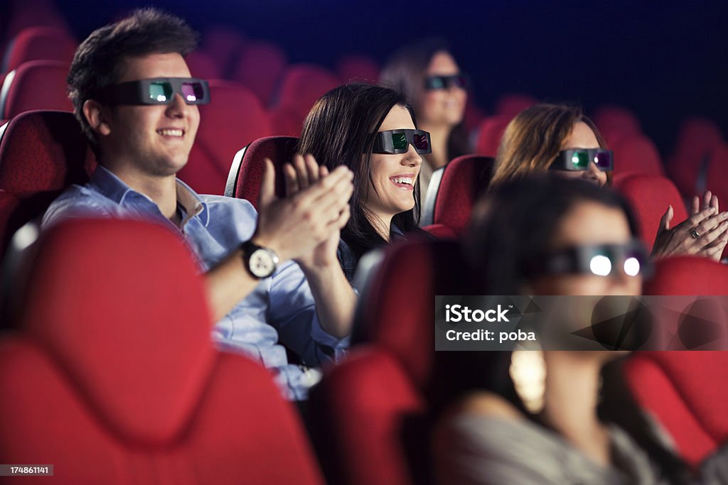 Public en regardant un film avec des lunettes 3D du cinema - Photo de Activité de loisirs libre de droits