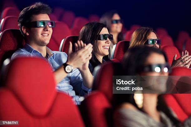 Audiência Ver Filme Com Óculos 3d No Cinema - Fotografias de stock e mais imagens de Adulto - Adulto, Arte, Cultura e Espetáculo, Artigo para Olhos