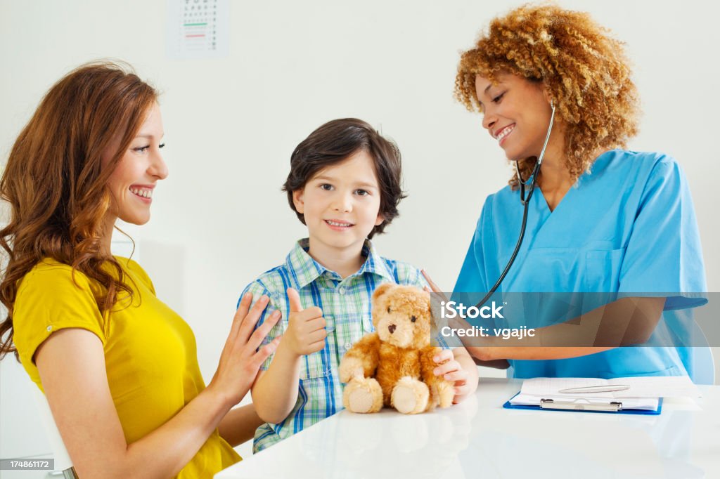 Criança com a mãe visite médicos escritório. - Foto de stock de 30 Anos royalty-free