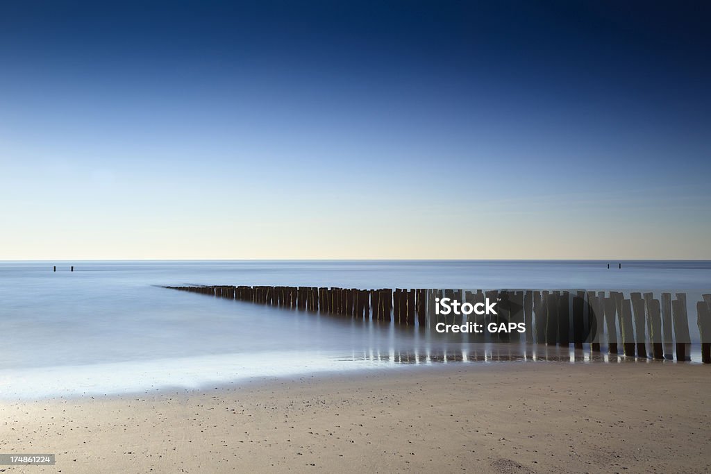 Quebrando em um quebra-mar de madeira ao longo da costa alemã - Foto de stock de Cena Não-urbana royalty-free