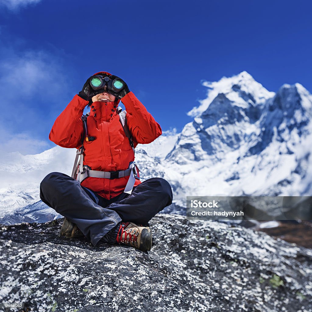 Feminino turista usando binóculos, até o Parque Nacional do Monte Everest - Foto de stock de Adulto royalty-free