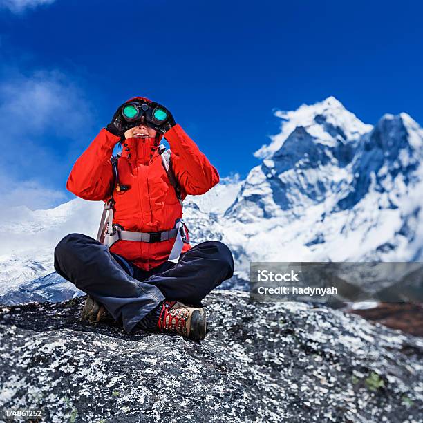 Foto de Feminino Turista Usando Binóculos Até O Parque Nacional Do Monte Everest e mais fotos de stock de Adulto