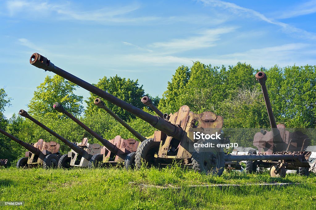 Artillery junkyard militare - Foto stock royalty-free di Albero