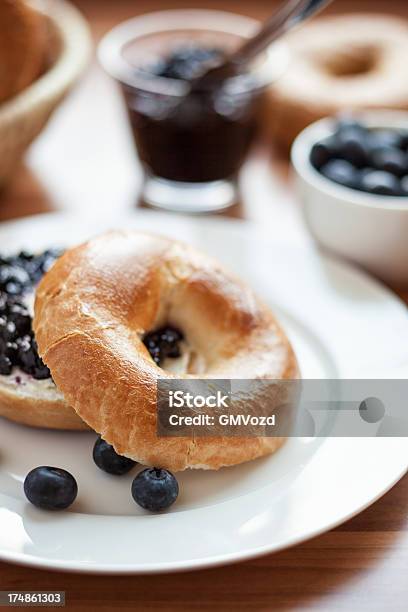 Bagel Con Mermelada De Frambuesa Foto de stock y más banco de imágenes de Al horno - Al horno, Alimento, Arándano