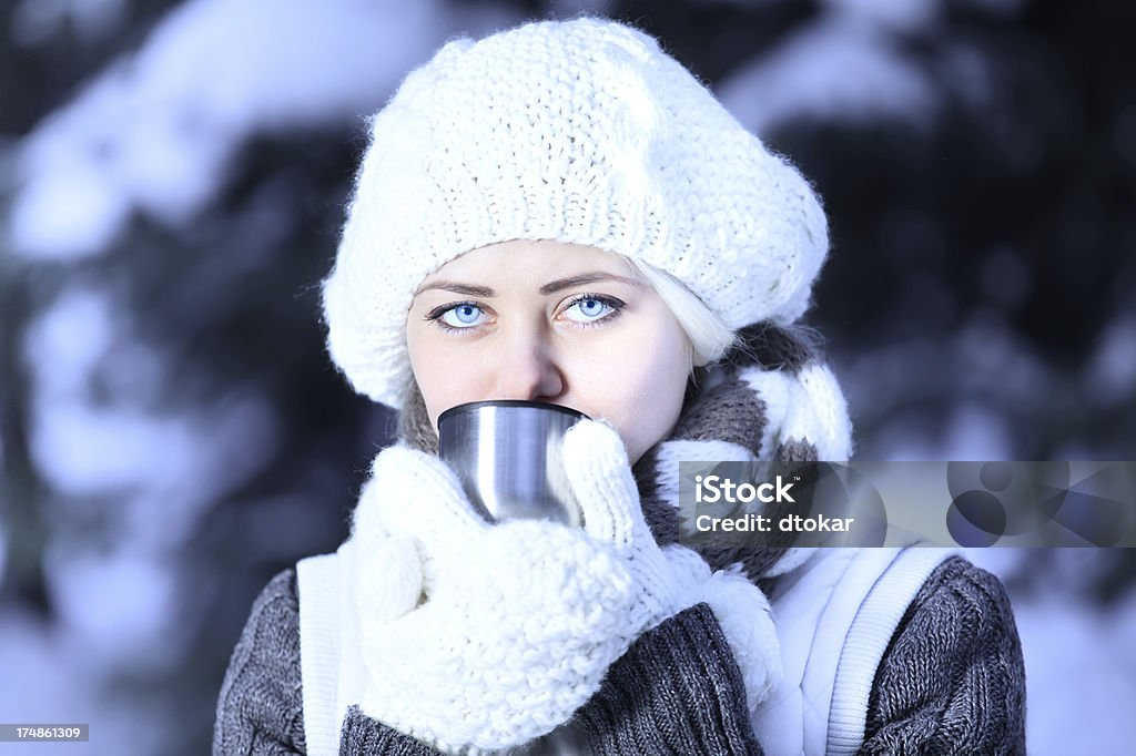 Женщины, пить Горячий чай - Стоковые фото Белый роялти-фри