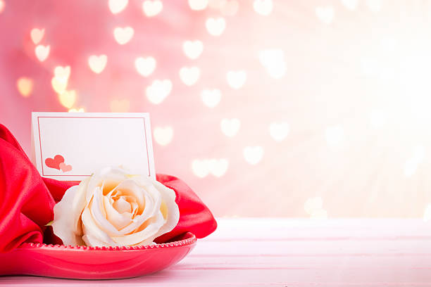 valentine's elementos decorativos em um fundo rosa brilhante - note rose image saturated color imagens e fotografias de stock