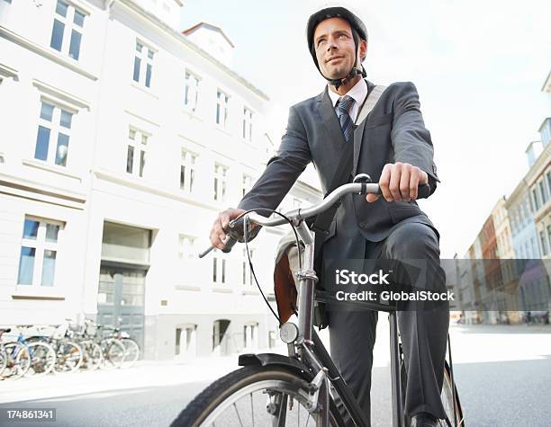 환경 친화적 통근 헬멧에 대한 스톡 사진 및 기타 이미지 - 헬멧, 두발자전거, 도시