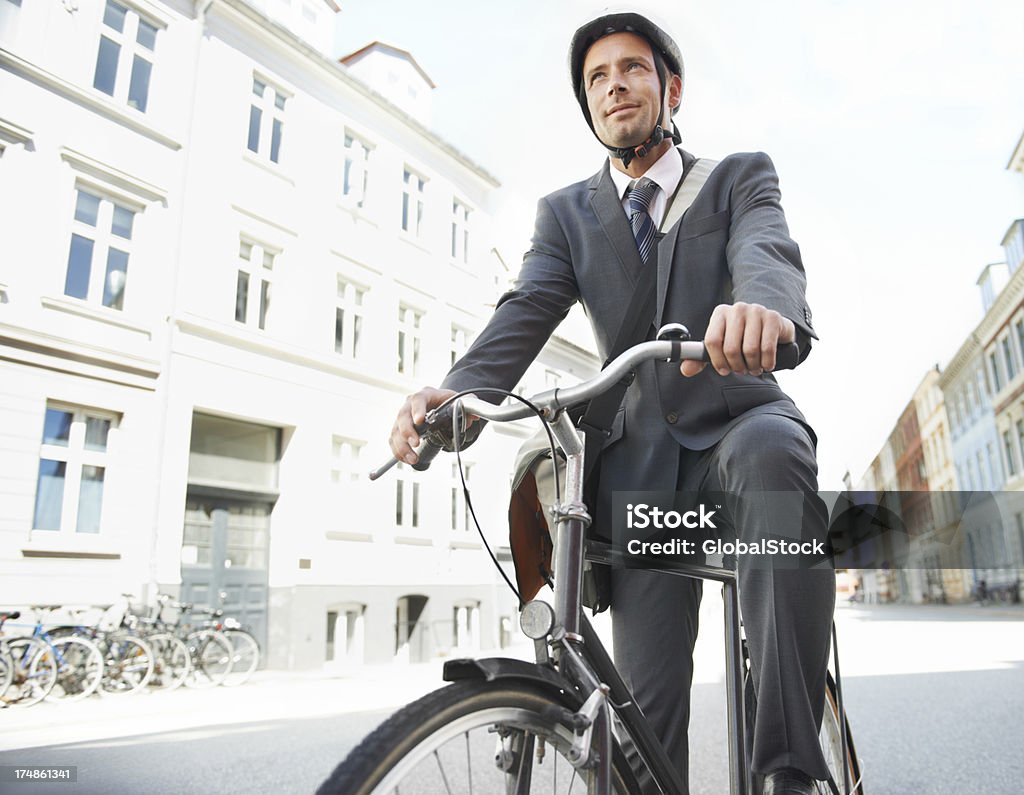 Proekologiczny Pracownik dojeżdżający do pracy - Zbiór zdjęć royalty-free (Helmet)