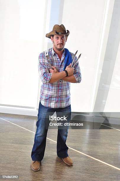 Cowboy Com Grilling Equipamento - Fotografias de stock e mais imagens de Adulto - Adulto, Braços Cruzados, Cozinha