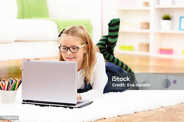 소녀만 사용하여 자신의 노트북 6-7 살에 대한 스톡 사진 및 기타 이미지 - 6-7 살, 8-9 살, 가정 생활