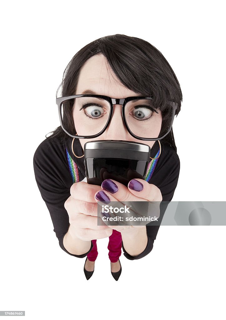 Fisheye Addicted a mujer enviando mensajes de texto - Foto de stock de Mirar libre de derechos