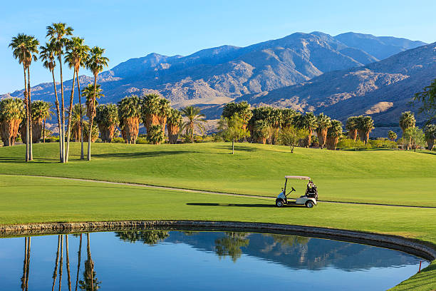 campo de golfe em palm springs, califórnia - golf cart golf mode of transport transportation - fotografias e filmes do acervo