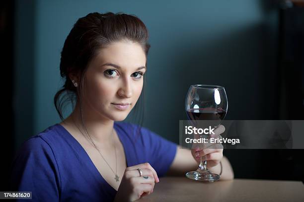 Photo libre de droit de Jeune Femme Avec Un Verre De Vin banque d'images et plus d'images libres de droit de 20-24 ans - 20-24 ans, Adulte, Alcool