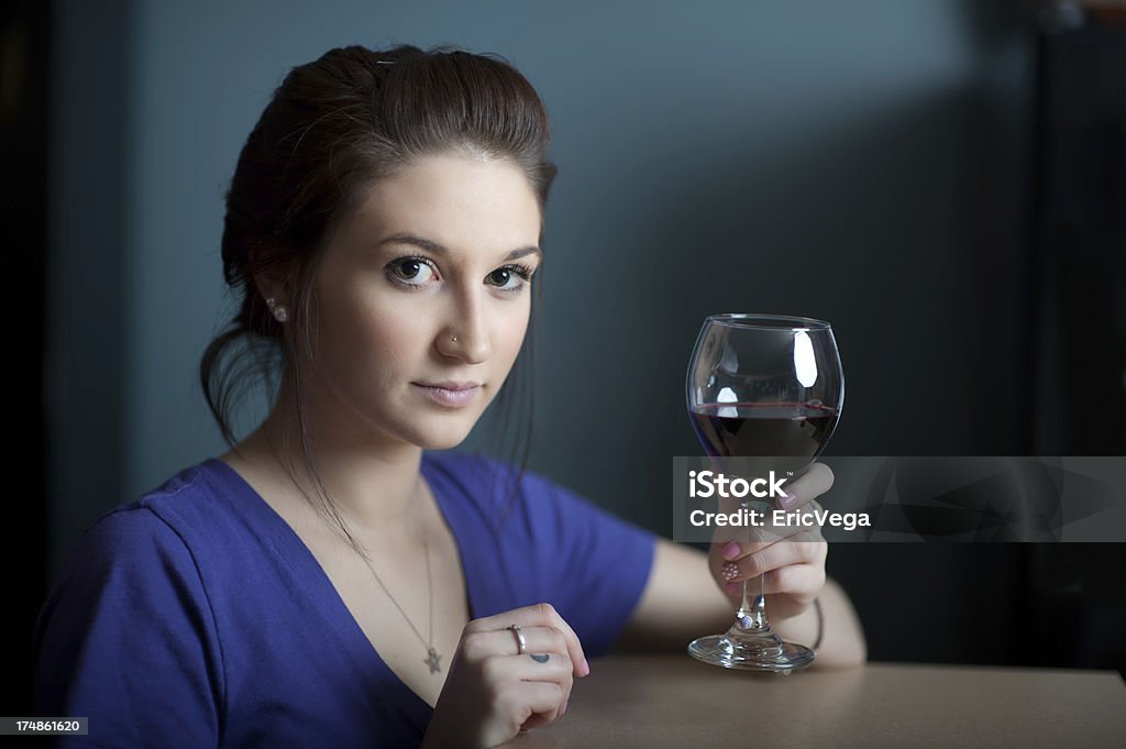 Jovem mulher com uma taça de vinho - Foto de stock de 20-24 Anos royalty-free