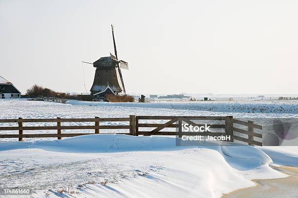 Holenderski Zimowy Krajobraz - zdjęcia stockowe i więcej obrazów Architektura - Architektura, Bez ludzi, Chłodny