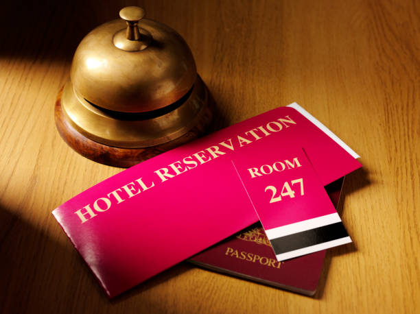 パスポート、ホテルのご予約チケットを、コンシェルジュデスク - hotel reception vacations ticket hotel key ストックフォトと画像