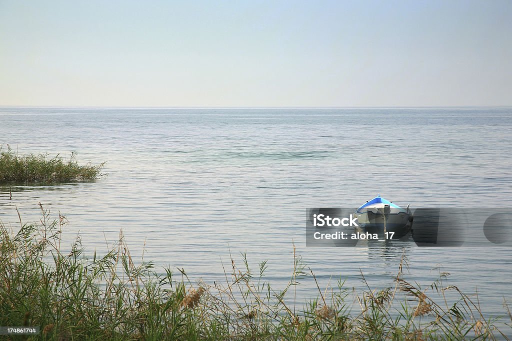 Italienne et bateau à moteur sur le lac - Photo de Bateau à moteur libre de droits