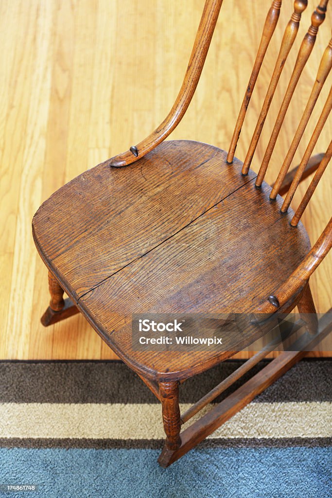 Antikes Schaukelstuhl auf Teppich - Lizenzfrei Möbel Stock-Foto