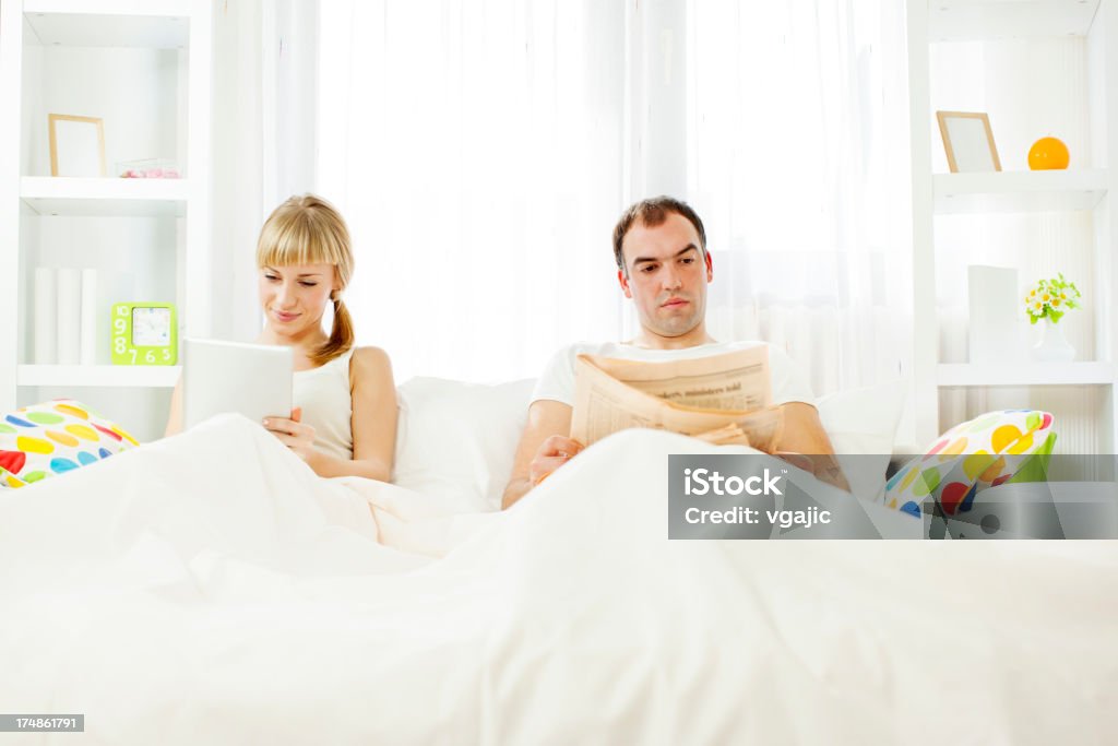 Casal jovem usando Tablet Digital na cama. - Foto de stock de Jornal royalty-free