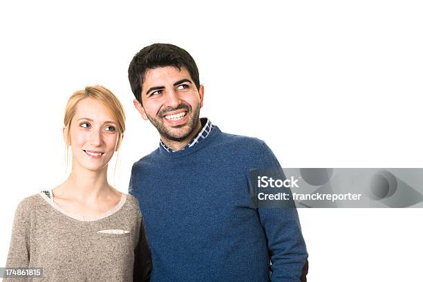 Dois Amigos Olhando Para Fora - Fotografias de stock e mais imagens de 20-29 Anos - 20-29 Anos, Abraçar, Adulto