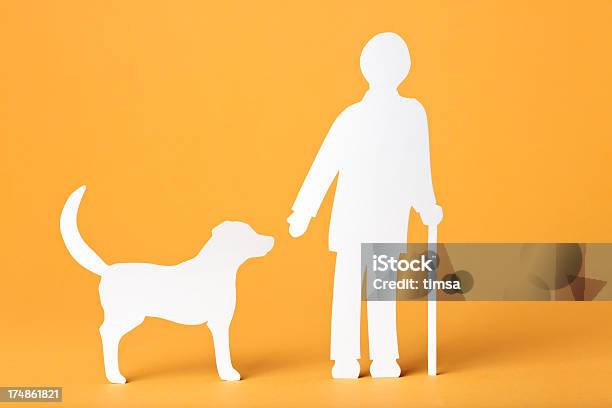 シニアを集めようとしている犬 紙のコンセプト - セラピー犬のストックフォトや画像を多数ご用意 - セラピー犬, 1人, 人物