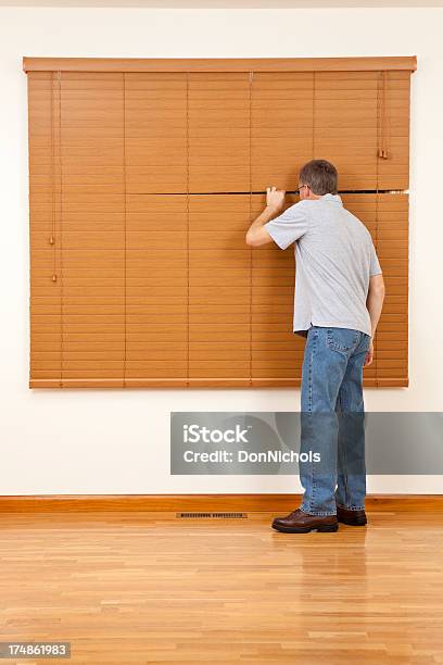 Blick Aus Dem Fenster Werfen Stockfoto und mehr Bilder von Männer - Männer, Spähen, Blick durchs Fenster