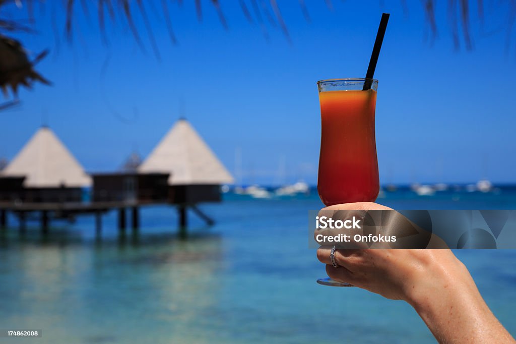 Mulher mão segurando um Cocktail na estância Tropical - Royalty-free Adulto Foto de stock